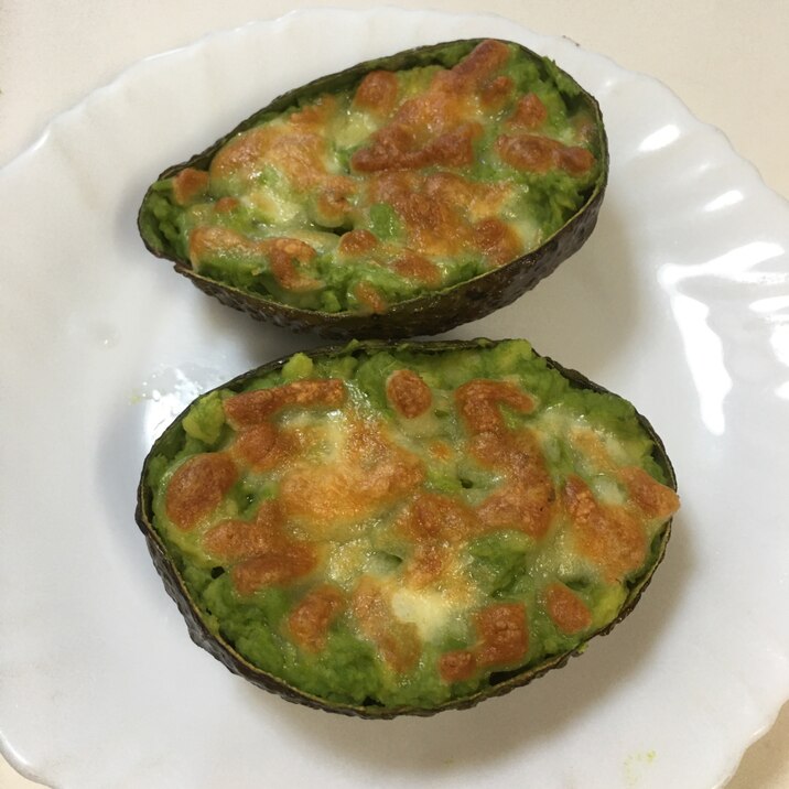 アボカドのニンニクチーズ焼き